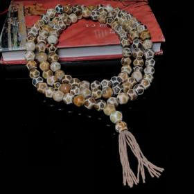 藏区回流东南亚老工艺镶蚀木化石天珠佛珠项链
尺寸：最小12毫米 最大13毫米
