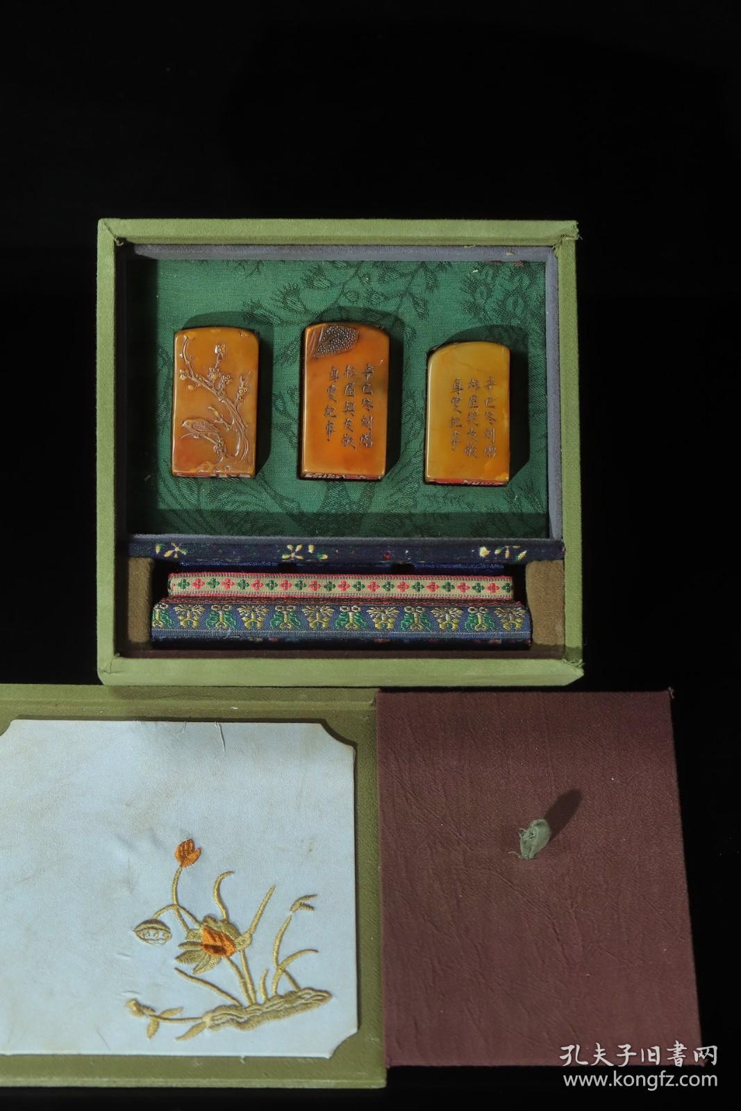 旧藏珍品布盒装纯手工雕刻寿山石印章。山水人物。名人雕刻，雕工精细，深度高浮雕，外观独特，神韵逼真，活龙活现。纯天然石色，萝卜丝纹清晰。包浆手感细腻润嫩尺寸6公分x3.3公分x3.3公分x重量509克)。