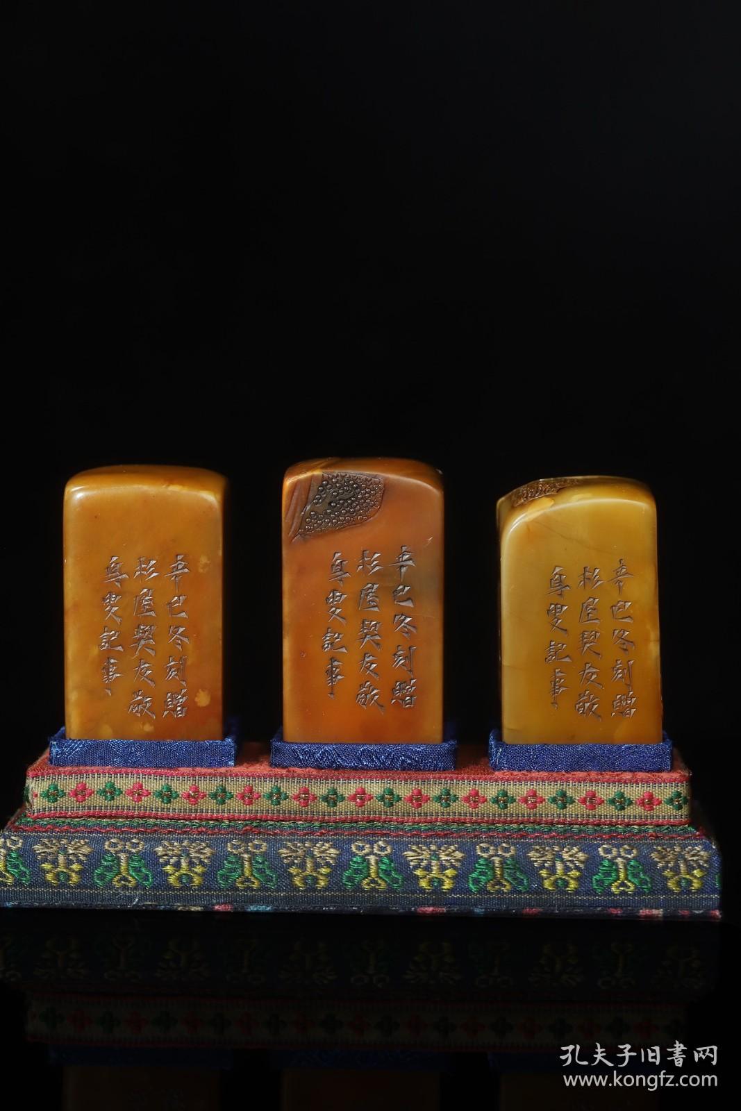 旧藏珍品布盒装纯手工雕刻寿山石印章。山水人物。名人雕刻，雕工精细，深度高浮雕，外观独特，神韵逼真，活龙活现。纯天然石色，萝卜丝纹清晰。包浆手感细腻润嫩尺寸6公分x3.3公分x3.3公分x重量509克)。