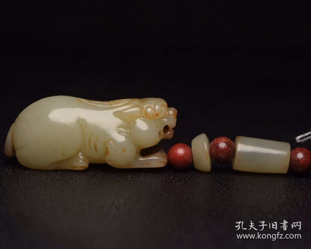 点击查看原图 和田玉兽 规格:8.7×1.9×1.8厘米 重 40克。