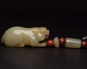 和田玉兽 规格:8.7×1.9×1.8厘米 重 40克。