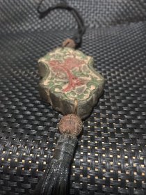 旧藏：老沉香彩绘又面雕福鹿同春牌子
规格：高8.8cm，宽5cm，厚1.5cm 重46g