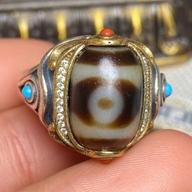 一眼天珠镶嵌925银戒指
尺寸：内径17毫米、大小可以调节
