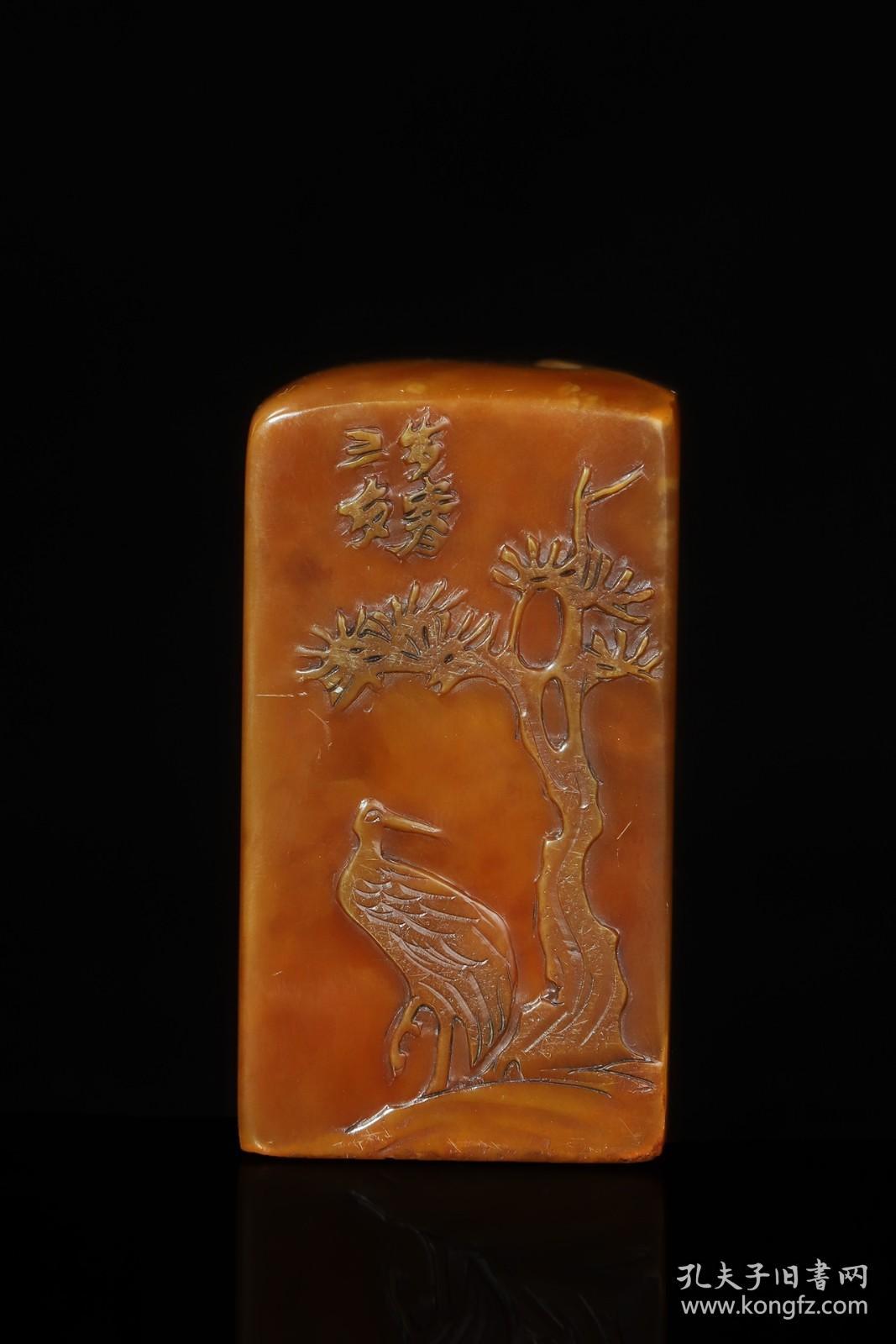 旧藏珍品布盒装纯手工雕刻寿山石印章。山水人物。名人雕刻，雕工精细，深度高浮雕，外观独特，神韵逼真，活龙活现。纯天然石色，萝卜丝纹清晰。包浆手感细腻润嫩尺寸6公分x3.3公分x3.3公分x重量509克)。