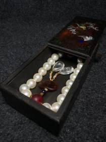 花梨木镶嵌彩贝收藏盒
内放珍珠十八子手持
手持尺寸：长32厘米 直径20毫米
盒子尺寸：长20厘米 宽11厘米 高7.3厘米