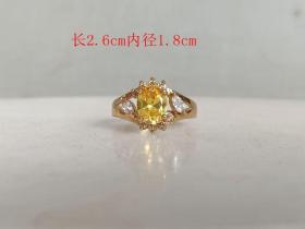 镶嵌黄 宝 石戒 指