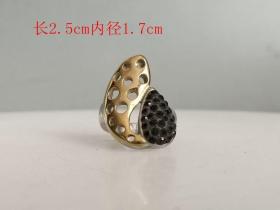镶 嵌 宝 石 老 戒指