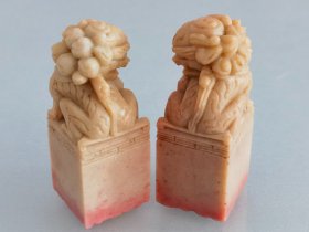 老钮章一对，带外盒（编号99）——印材素章石料印章正章扁章