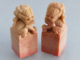 老钮章一对，带外盒（编号99）——印材素章石料印章正章扁章