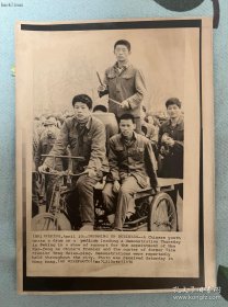 现货 罕见美联社老照片：1976年4月10日中国青年在北京街头，脚踏三轮车举行罢免邓小平支持华国锋的游行示威活动照片，该照片在香港刊登