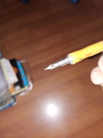 五十年代仿骨质笔身蘸水钢笔一支（笔头部分有裂纹）笔身有刻花