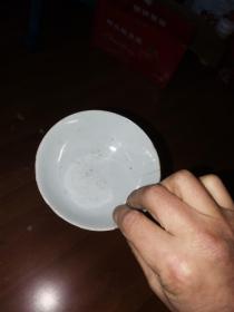 一支浅豆青茶盏或酒盏（自然旧，边沿有磨损，有一道冲）