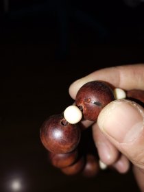 一个老手串（木料特殊，黄黑相间的大木纹，非常漂亮）间隔白珠子，显的非常典雅漂亮，自制，似楠木，有木香
