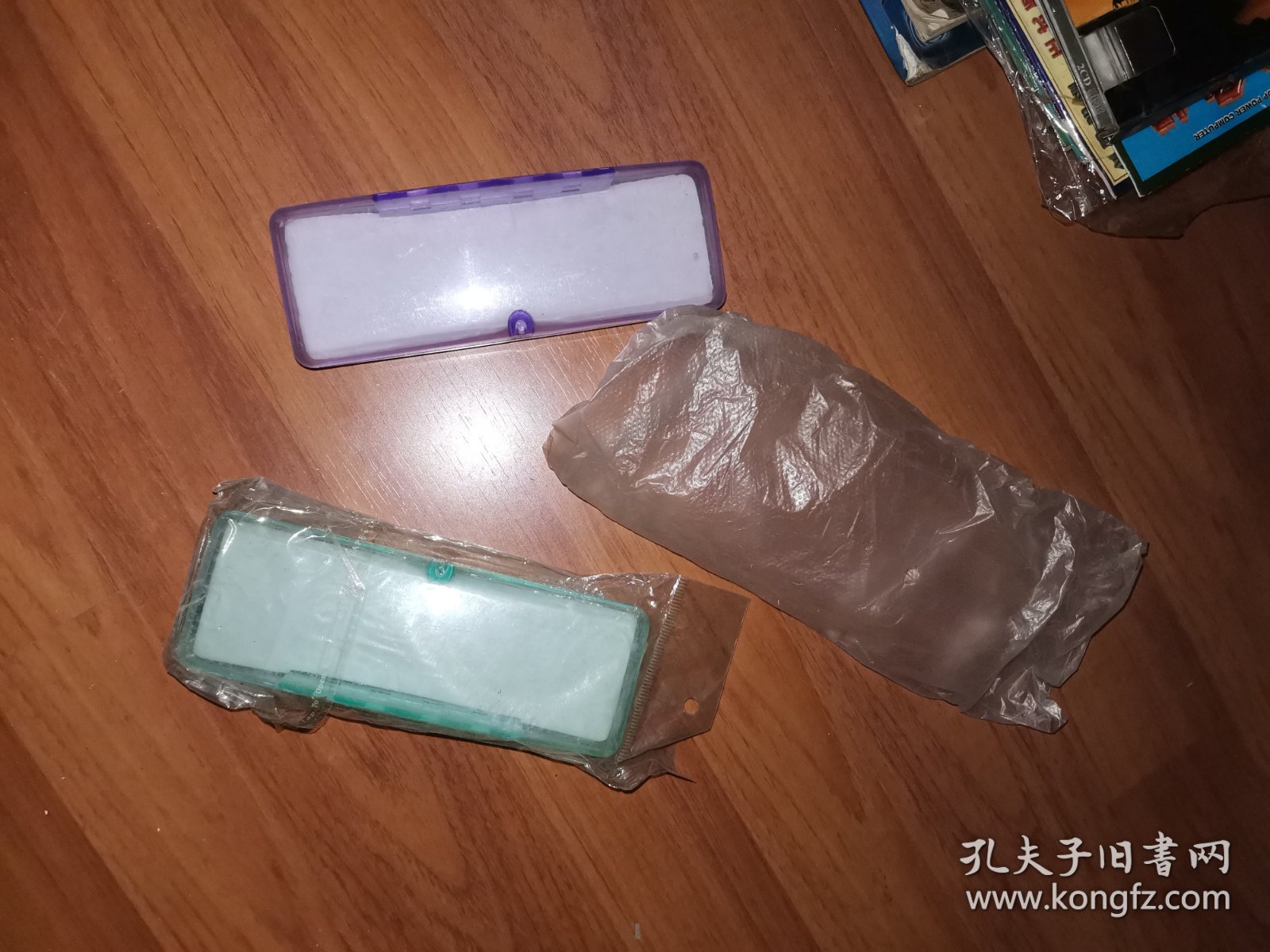 3个不同样式、颜色的塑料眼镜盒（合售）库存品
