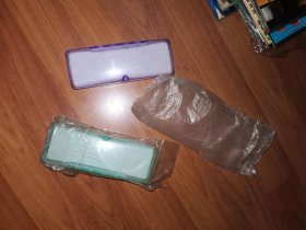 3个不同样式、颜色的塑料眼镜盒（合售）库存品
