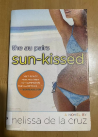 the au pairs sun kissed A NOVEL BY melissa de la cruz  互惠生太阳亲吻了梅丽莎·德拉克鲁兹的小说 平装