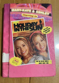 MARY-KATE &ASHLEY Starring in HOLIDAY INTHE SUN   玛丽-凯特和阿什莉主演《阳光下的假日》 英文版 精装 库存旧书