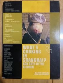 WHAT S COOKING IN SHANGHAI ? BAD BOYS IN THE KITCHEN  By Lilian Schroeder& A Variety of Bad Boys 上海的烹饪是什么？厨房里的坏男孩 作者：Lilian Schroeder&各种坏男孩 美食做法 摄影图集 精装