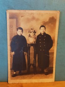 FP30 - 0004 民国 黑白 泛银 老照片《双人合影》 10.8*7.4cm