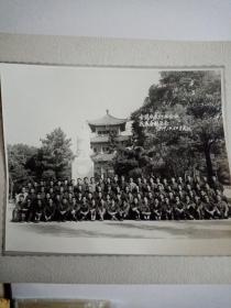 1979年全国水泵行业会议代表合影留念老照片一张，背景为武昌东湖行吟阁，尺寸大，品好包快递发货。