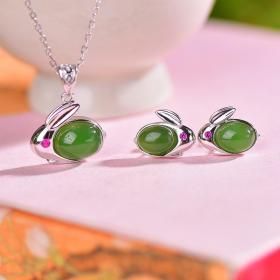 【名称】s925银镶和田玉碧玉兔子套装
【规格】耳坠6×8 吊坠8×10
【编号】17674# 26874#