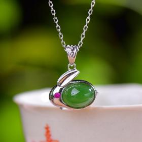 【名称】s925银镶和田玉碧玉兔子套装
【规格】耳坠6×8 吊坠8×10
【编号】17674# 26874#