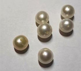 圆形珍珠状胸颈耳部装饰珠子6粒 现代工艺饰品未佩戴过材质不详