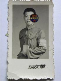 红卫兵胳膊戴红袖章手持语录本在太原红色照相馆留影