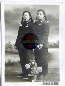 《山西汾阳高级护理学校》两女同学在汾阳照相业生产组照相馆合影留念（50年代）