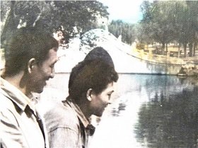 火红年代两人在迎泽公园单拱桥旁合影留念“打破洋框框,走自己工业发展道路”