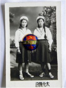 《山西汾阳高级护理学校》两女同学身穿海军服在汾阳北大照相馆合影留念（50年代）