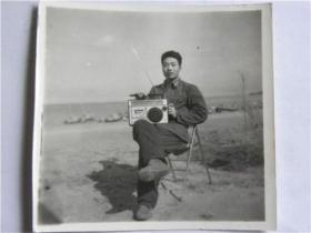 解放军战士怀里抱着录音机照片