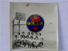 山西晋生纺织厂女子篮球队员全体合影留念（50年代）