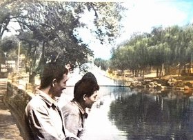 火红年代两人在迎泽公园单拱桥旁合影留念“打破洋框框,走自己工业发展道路”