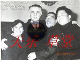 陈永贵和阿尔巴尼亚劳动党中央第一书记“霍查”等3人拥抱合影（没有发表过）10寸