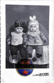 早期两个百岁小孩头戴猪头帽子在太原新风照相馆留念