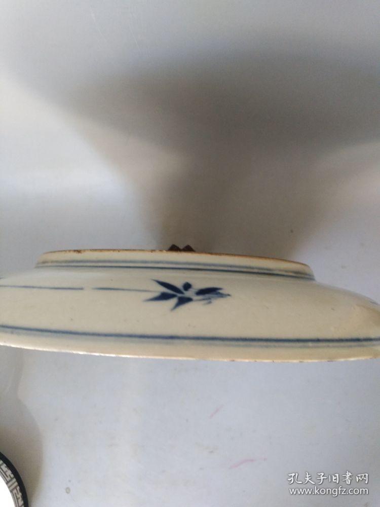 明代传世少见的青花瓷赏盘          ·