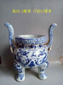 乡下收的明代传世青花龙纹瓷鼎香炉           ·