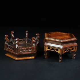 旧藏花梨木六角底座一对，圆底座长13厘米宽11.3厘米高8厘米，价格240元，代理加价，运费自理！