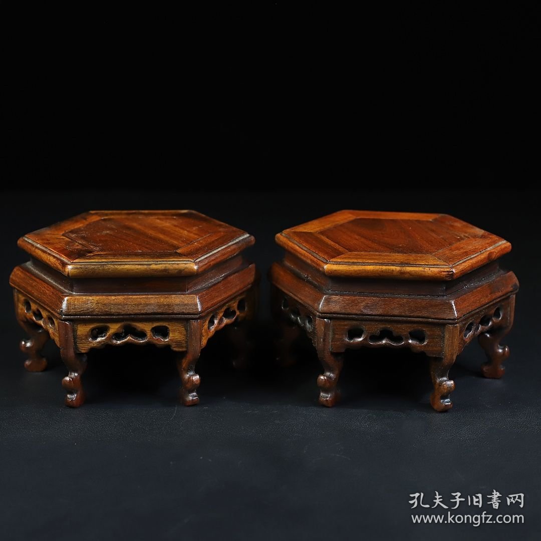 旧藏花梨木六角底座一对，圆底座长13厘米宽11.3厘米高8厘米，价格240元，代理加价，运费自理！
