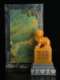 乾隆三十年内务府製，田黄石雕刻瑞兽印章摆件，工艺精湛；麦芽黄色，石质细腻、油脂感强、质地结晶透亮，萝卜纹红血丝清晰呈现，收藏观赏佳品！ 尺寸：8.8×4.2×4.2cm 重量：246克 特价：7600元