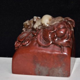 早期收藏 寿山石老性芙蓉石印章 原石原色纯手工雕刻 雕工精细 石质通透坚硬 包浆老气 石纹清晰 保存完整 篆刻家【睡山】己丑年八月作 收藏佳品700️ 尺寸：6.5*6.5*6.5厘米 重量：459克
