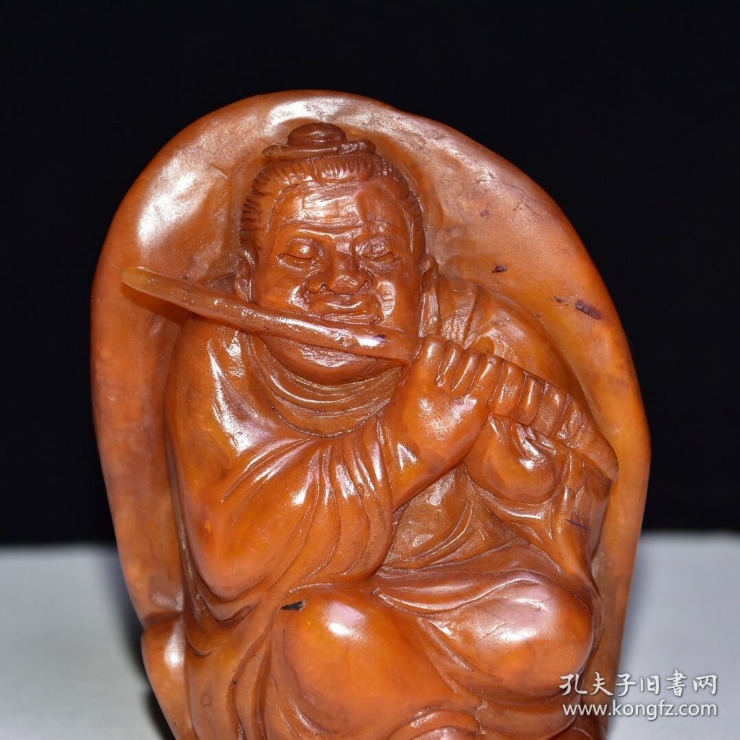 旧藏珍品 寿山石灯光冻田黄石人物摆件 石质通透坚硬 雕工精细 石纹清晰 血丝纹明显可见 名家【丁敬】庚申年作760️ 尺寸：8*4*11厘米（硬） 重量：496克