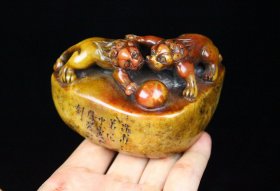 旧藏精品收藏篆刻寿山石双兽纽闲章印章D009019 尺寸：91mm63mm56mm 重量：382克 旧藏精品寿山石，吴咨款。取料上乘，颜色漂亮，包浆醇厚，老味十足。线条流畅，工艺精湛，质地细腻油润，收藏佳品！实物更漂亮！