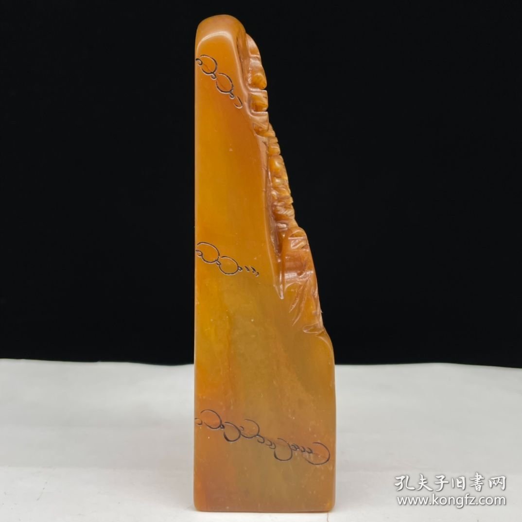 旧藏 甲申年篆刻家【伯元】刻石，田黄石雕刻人物山水印章，石质坚硬，细腻通透，萝卜纹通透，红血丝清晰呈现，油脂感强。 规格：12×3.5×3.5cm 重量:256克 特价：300元