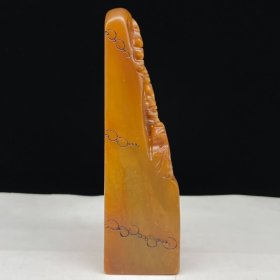 旧藏 甲申年篆刻家【伯元】刻石，田黄石雕刻人物山水印章，石质坚硬，细腻通透，萝卜纹通透，红血丝清晰呈现，油脂感强。 规格：12×3.5×3.5cm 重量:256克 特价：300元