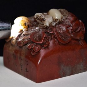 早期收藏 寿山石老性芙蓉石印章 原石原色纯手工雕刻 雕工精细 石质通透坚硬 包浆老气 石纹清晰 保存完整 篆刻家【睡山】己丑年八月作 收藏佳品700️ 尺寸：6.5*6.5*6.5厘米 重量：459克