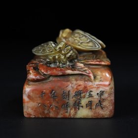 珍藏寿山石巧雕双蝉钮印章，长5.5厘米宽5.5厘米高5.3厘米，重259克，价格520元，代理加价，运费自理！