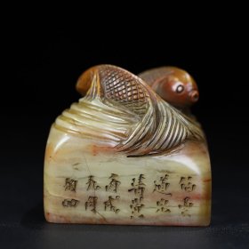 旧藏寿山石巧雕【富贵有余】双鱼钮印章，长5.3厘米宽5.3厘米高5厘米，重252克，价格520元，代理加价，运费自理！