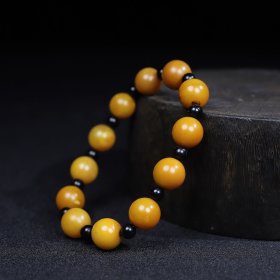 珍藏寿山石籽料圆珠手链一条,圆珠直径1.2厘米,重31克,价格2000元,代理加价,运费自理!